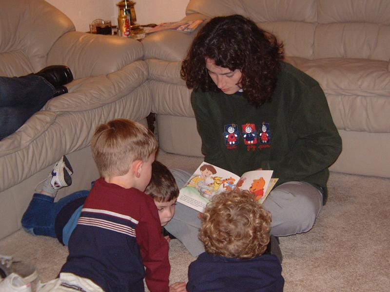 2003/12(Dec)/02-Christmas Eve/800x600_2003-12-24-09-reading-waiting-on-Santa.JPG